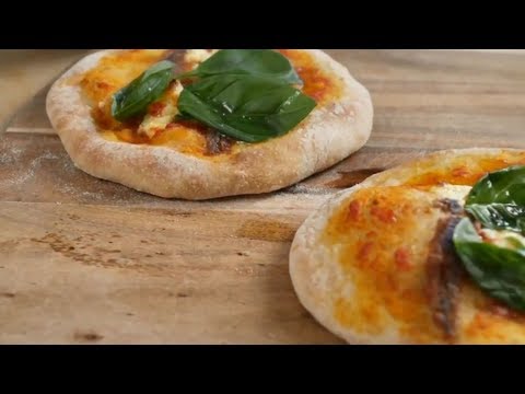 »Neapolitanische Pizza« aus Little Library Cookbook von Kate Young